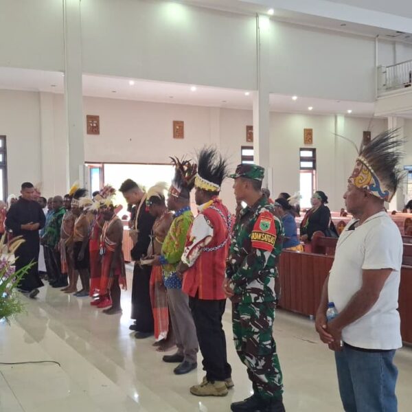 Kemanunggalan TNI: Satgas Yonif 763/SBA Kawal Penyambutan Salib IYD 2027 di Tambrauw