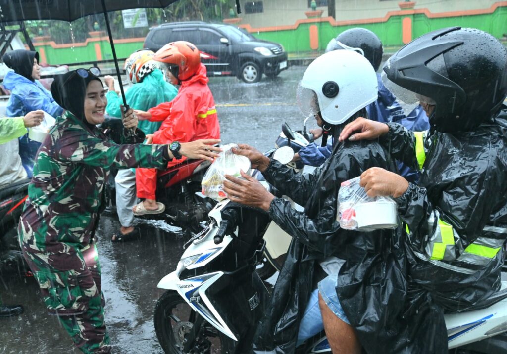 Ramadan Penuh Berkah, Wara dan PIA Ardhya Garini Wingdik 400/Matukjur Bagikan 150 Nasi Box