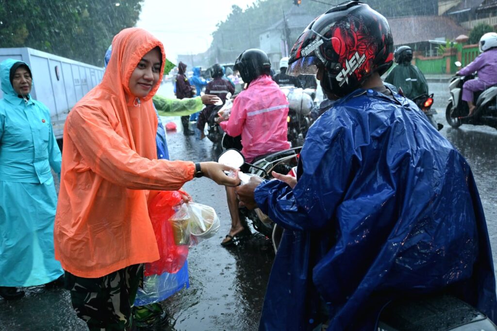 Ramadan Penuh Berkah, Wara dan PIA Ardhya Garini Wingdik 400/Matukjur Bagikan 150 Nasi Box