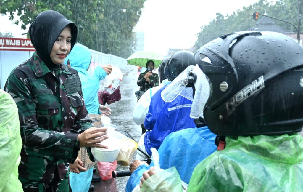 Ramadan Penuh Berkah, Wara dan PIA Ardhya Garini Wingdik 400/Matukjur Bagikan 150 Nasi Box