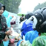 Ramadan Penuh Berkah, Wara dan PIA Ardhya Garini Wingdik 400/Matukjur Bagikan 150 Nasi Box