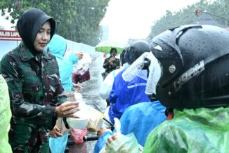 Ramadan Penuh Berkah, Wara dan PIA Ardhya Garini Wingdik 400/Matukjur Bagikan 150 Nasi Box