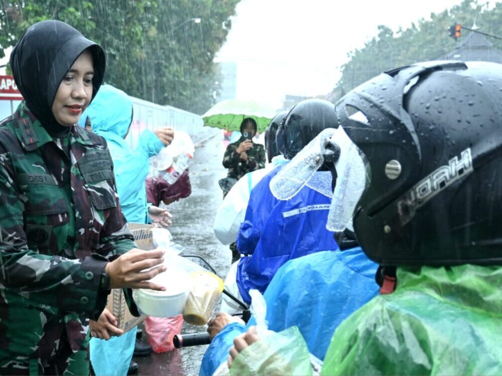 Ramadan Penuh Berkah, Wara dan PIA Ardhya Garini Wingdik 400/Matukjur Bagikan 150 Nasi Box