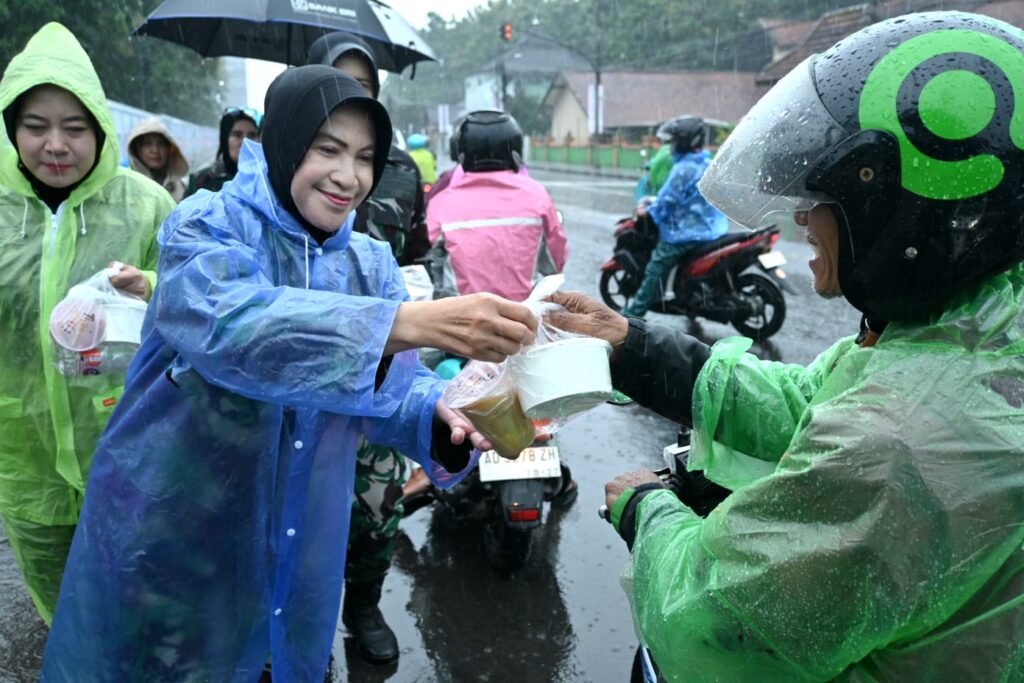 Ramadan Penuh Berkah, Wara dan PIA Ardhya Garini Wingdik 400/Matukjur Bagikan 150 Nasi Box