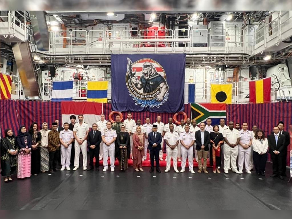 Diplomasi di Atas Geladak, KRI Prabu Siliwangi-321 Gelar Deck Reception di Cape Town