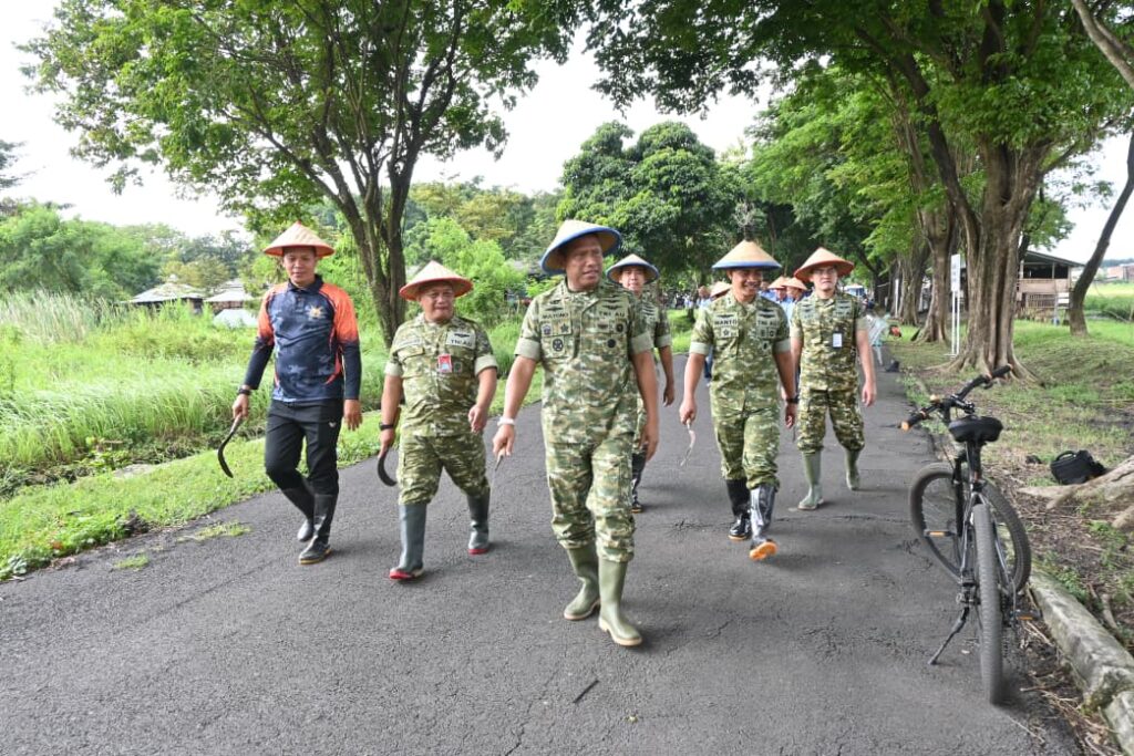 Dukung Ketahanan Pangan Nasional, Peleton Pertanian Lanud Muljono Sukses Panen Raya Padi Varietas 32