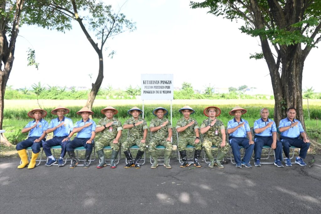 Dukung Ketahanan Pangan Nasional, Peleton Pertanian Lanud Muljono Sukses Panen Raya Padi Varietas 32