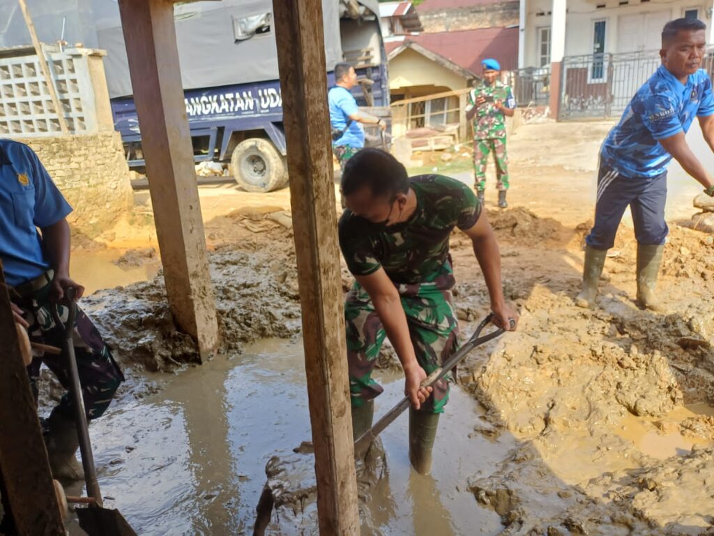Bantu Pemulihan Pascabanjir, Prajurit Lanud Sutan Sjahrir Terjun Langsung Bersihkan Lumpur di Padang