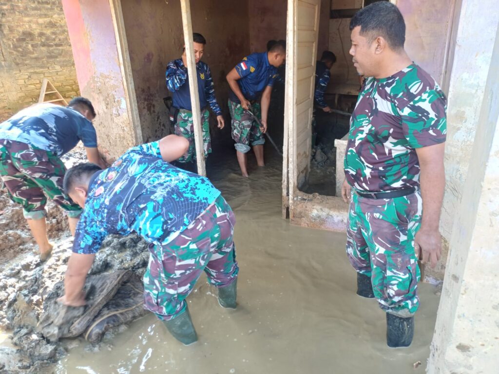 Bantu Pemulihan Pascabanjir, Prajurit Lanud Sutan Sjahrir Terjun Langsung Bersihkan Lumpur di Padang