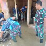 Bantu Pemulihan Pascabanjir, Prajurit Lanud Sutan Sjahrir Terjun Langsung Bersihkan Lumpur di Padang