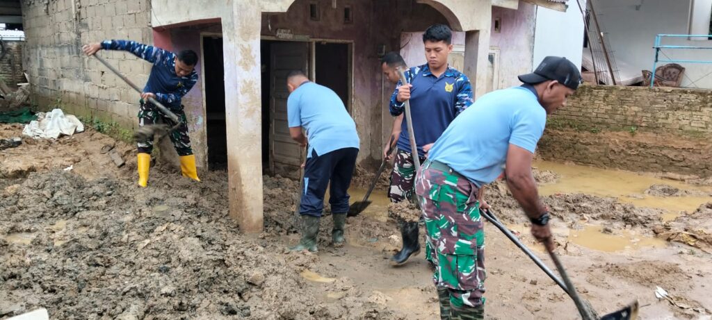 Bantu Pemulihan Pascabanjir, Prajurit Lanud Sutan Sjahrir Terjun Langsung Bersihkan Lumpur di Padang