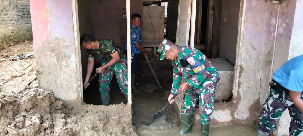 Bantu Pemulihan Pascabanjir, Prajurit Lanud Sutan Sjahrir Terjun Langsung Bersihkan Lumpur di Padang
