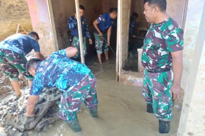 Bantu Pemulihan Pascabanjir, Prajurit Lanud Sutan Sjahrir Terjun Langsung Bersihkan Lumpur di Padang