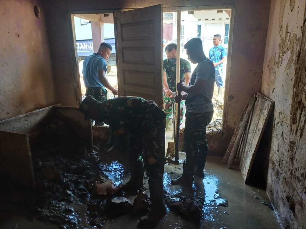 Bantu Pemulihan Pascabanjir, Prajurit Lanud Sutan Sjahrir Terjun Langsung Bersihkan Lumpur di Padang