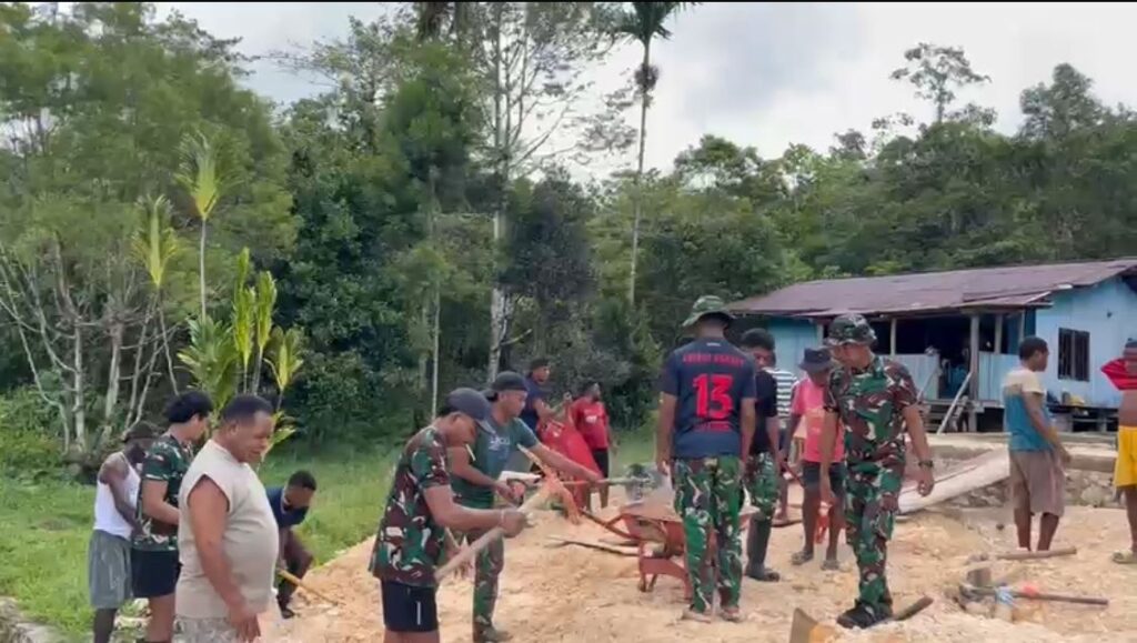 Perkuat Kemanunggalan di Ufuk Timur, Satgas Yonif 763/SBA Bahu-Membahu Bangun Hunian Warga Bori