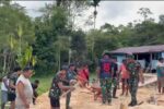 Perkuat Kemanunggalan di Ufuk Timur, Satgas Yonif 763/SBA Bahu-Membahu Bangun Hunian Warga Bori