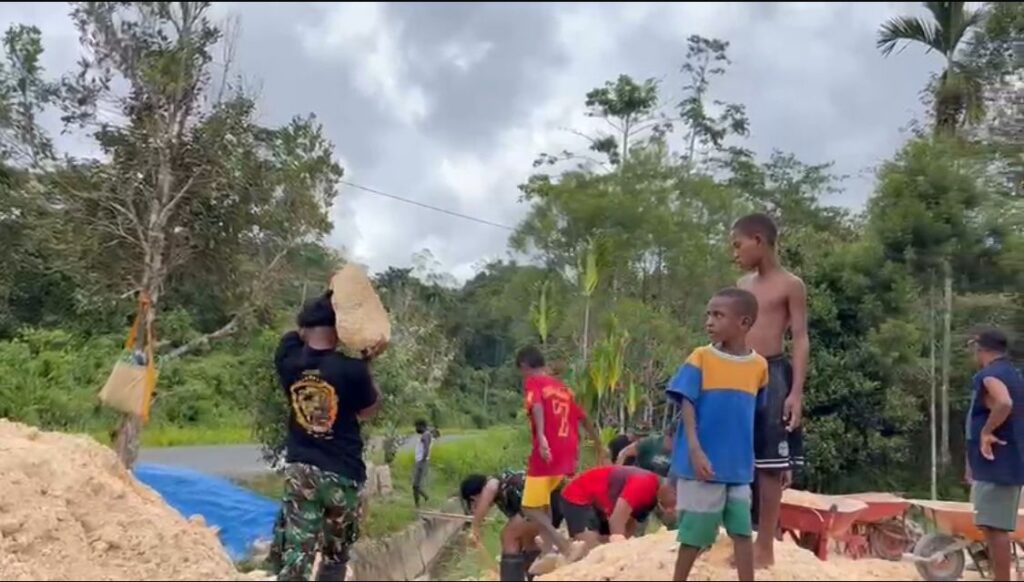 Perkuat Kemanunggalan di Ufuk Timur, Satgas Yonif 763/SBA Bahu-Membahu Bangun Hunian Warga Bori