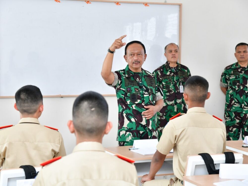 Siapkan Penerbang Masa Depan, Wakasau Beri Pembekalan Strategis bagi Siswa KKRI di Lanud Halim