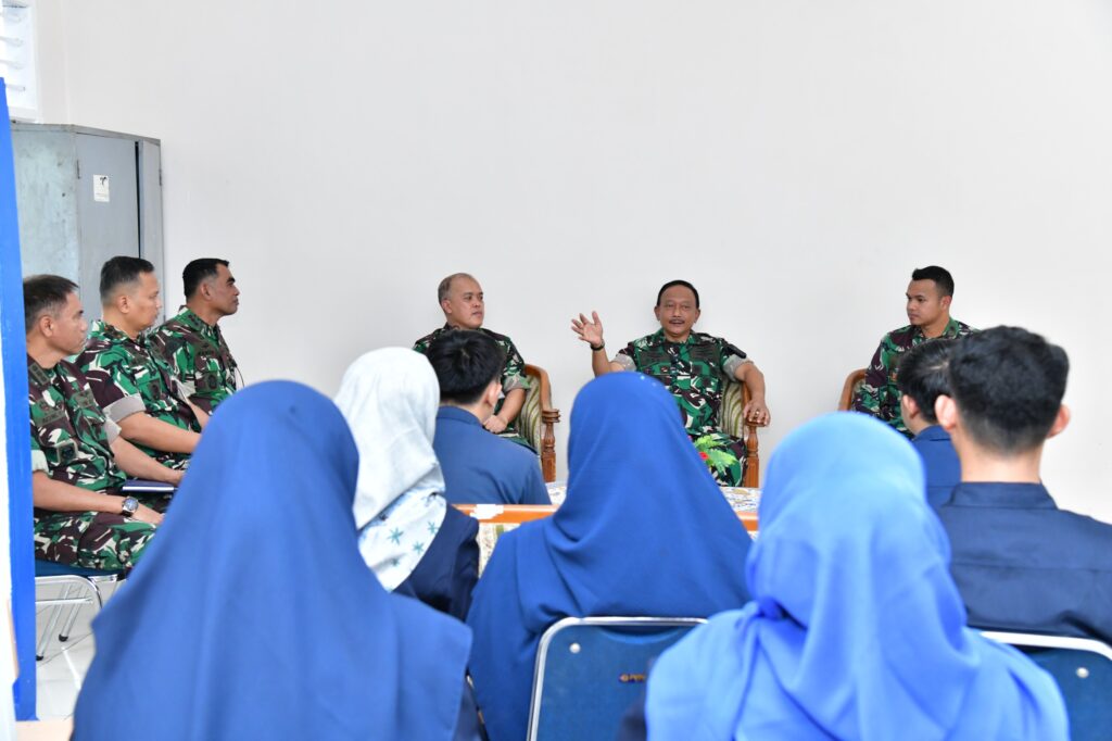 Siapkan Penerbang Masa Depan, Wakasau Beri Pembekalan Strategis bagi Siswa KKRI di Lanud Halim