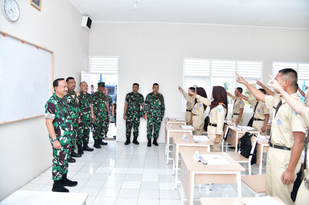 Siapkan Penerbang Masa Depan, Wakasau Beri Pembekalan Strategis bagi Siswa KKRI di Lanud Halim