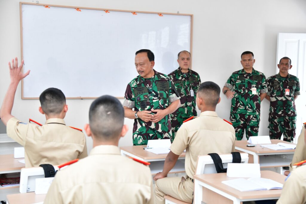 Siapkan Penerbang Masa Depan, Wakasau Beri Pembekalan Strategis bagi Siswa KKRI di Lanud Halim