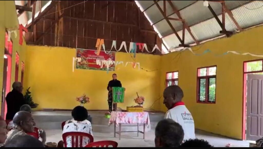 Wujudkan Toleransi di Tanah Papua, Personel Pos Subin Bersinergi dengan Masyarakat Siapkan Perayaan Paskah