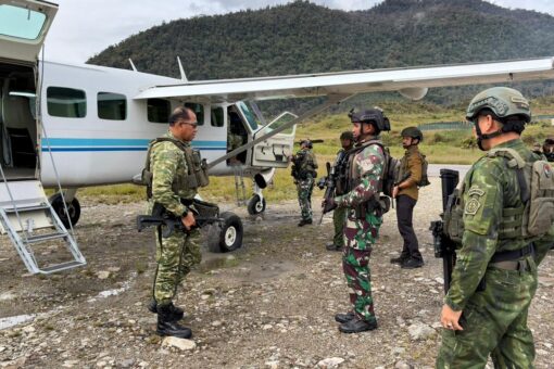 Pangkorpasgat dan Wakil Panglima TNI Tinjau Kesiapan Prajurit di Sinak dan Enarotali