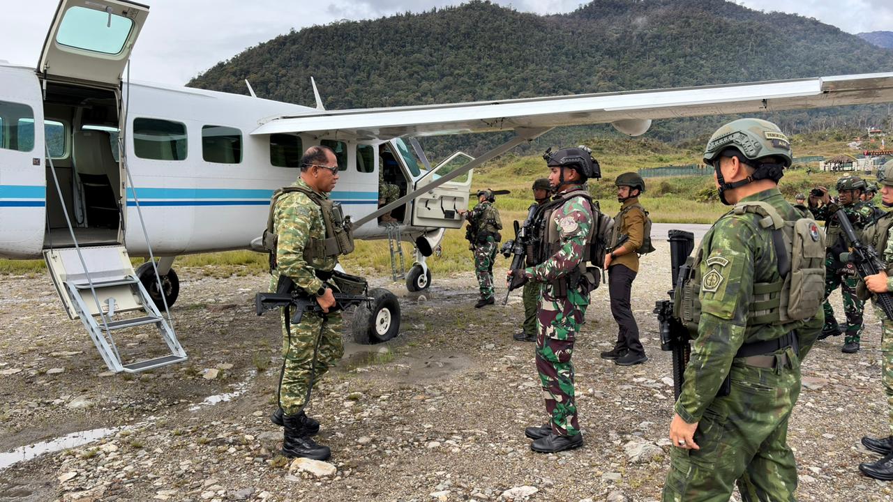 Pangkorpasgat dan Wakil Panglima TNI Tinjau Kesiapan Prajurit di Sinak dan Enarotali