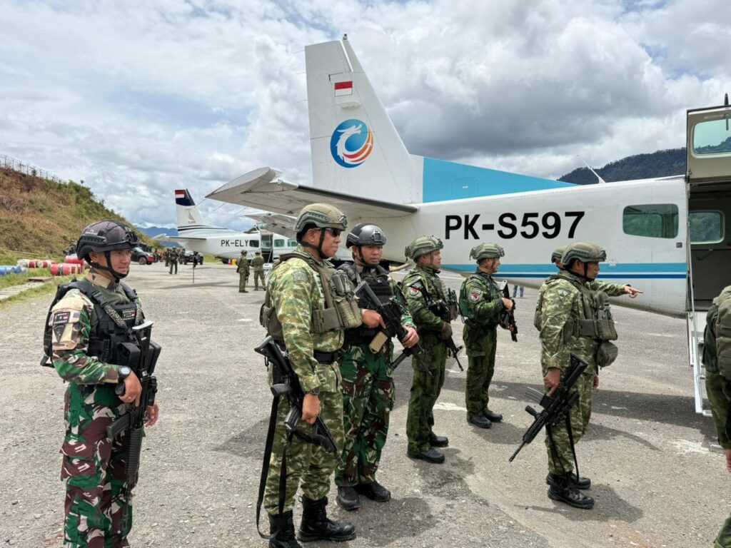 Pangkorpasgat dan Wakil Panglima TNI Tinjau Kesiapan Prajurit di Sinak dan Enarotali