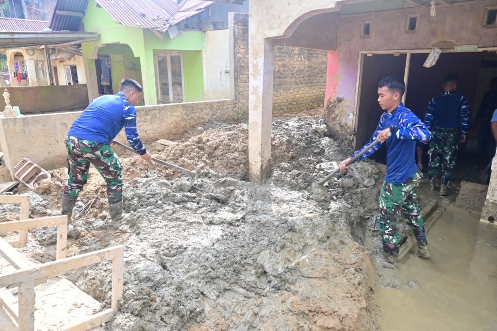 Lanud SUT Akselerasi Pembersihan Pascabanjir di Padang