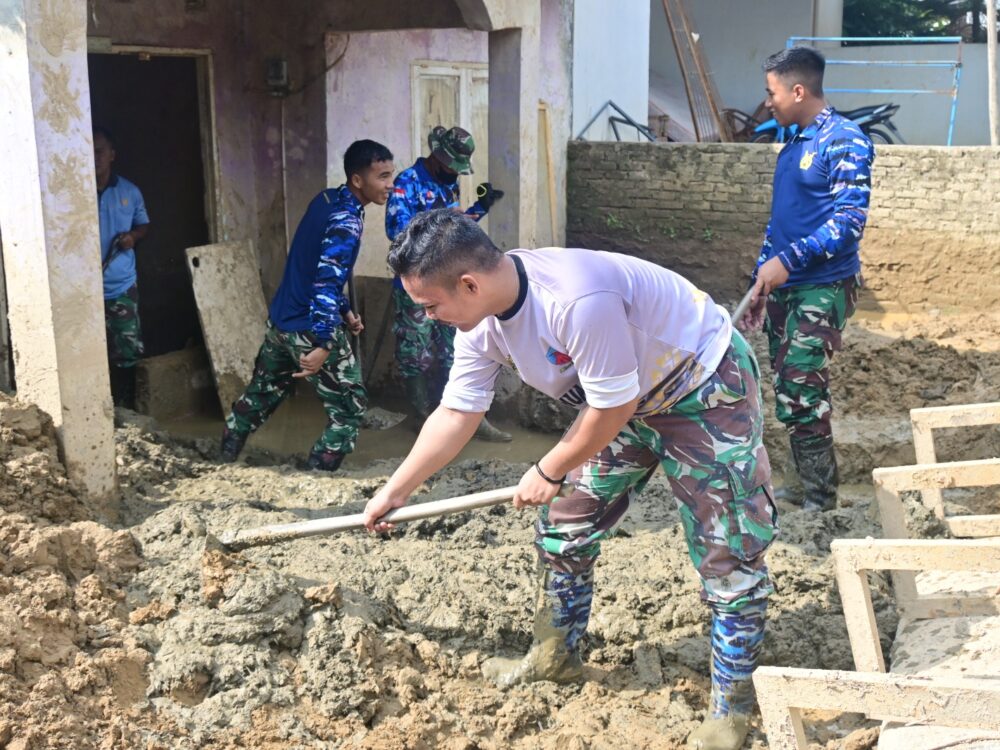 Lanud SUT Akselerasi Pembersihan Pascabanjir di Padang