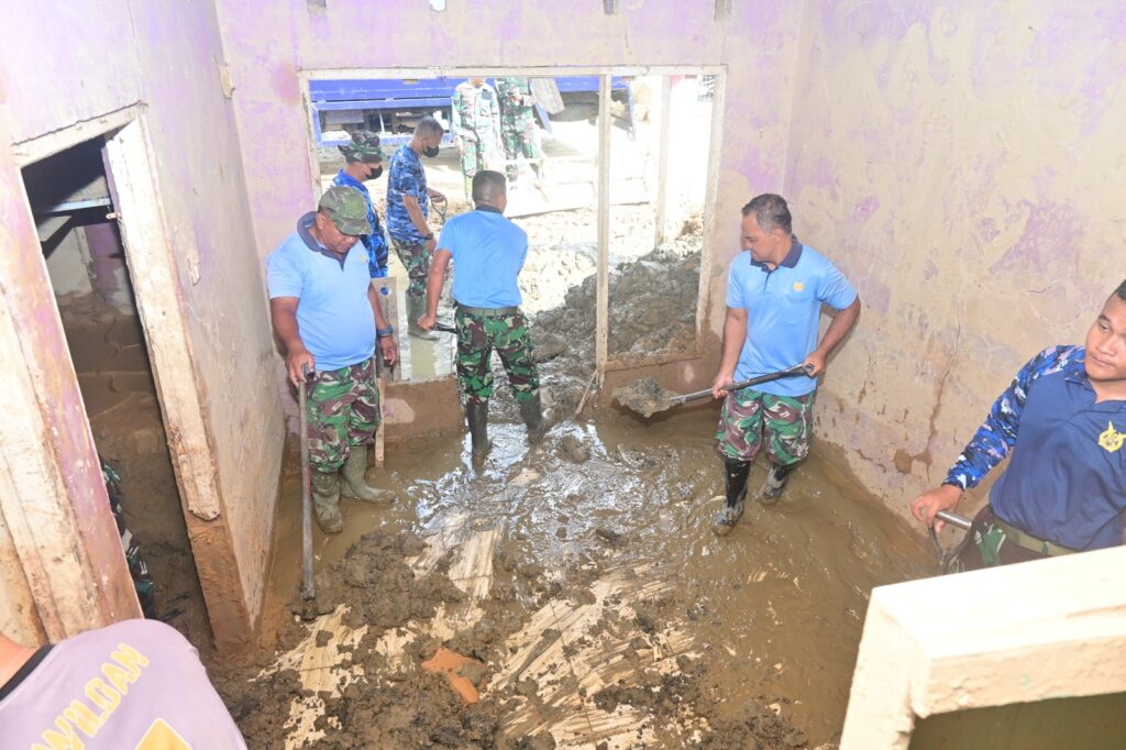 Lanud SUT Akselerasi Pembersihan Pascabanjir di Padang