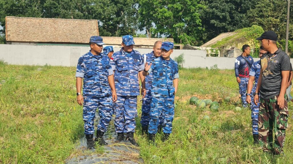 Dukung Ketahanan Pangan, Lanud SMH Panen 15 Ton Semangka Unggulan