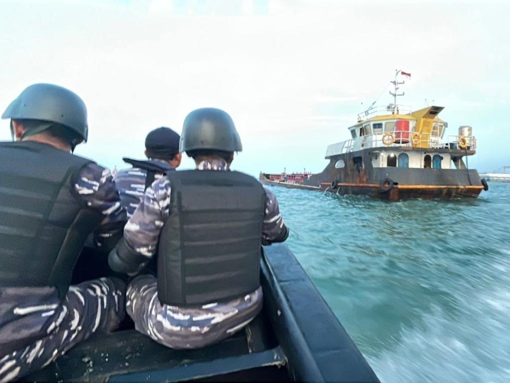 TNI AL Gagalkan Penyelewengan BBM Ilegal Senilai Rp5,58 Miliar di Surabaya TNI AL Gagalkan Penyelewengan BBM Ilegal Senilai Rp5,58 Miliar di Surabaya