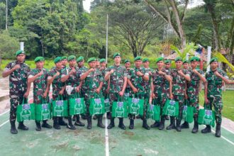 Dansatgas Yonif 763/SBA Bagikan Bingkisan Lebaran kepada Prajurit dan Keluarga