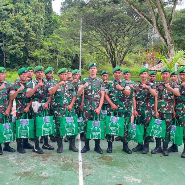 Dansatgas Yonif 763/SBA Bagikan Bingkisan Lebaran kepada Prajurit dan Keluarga