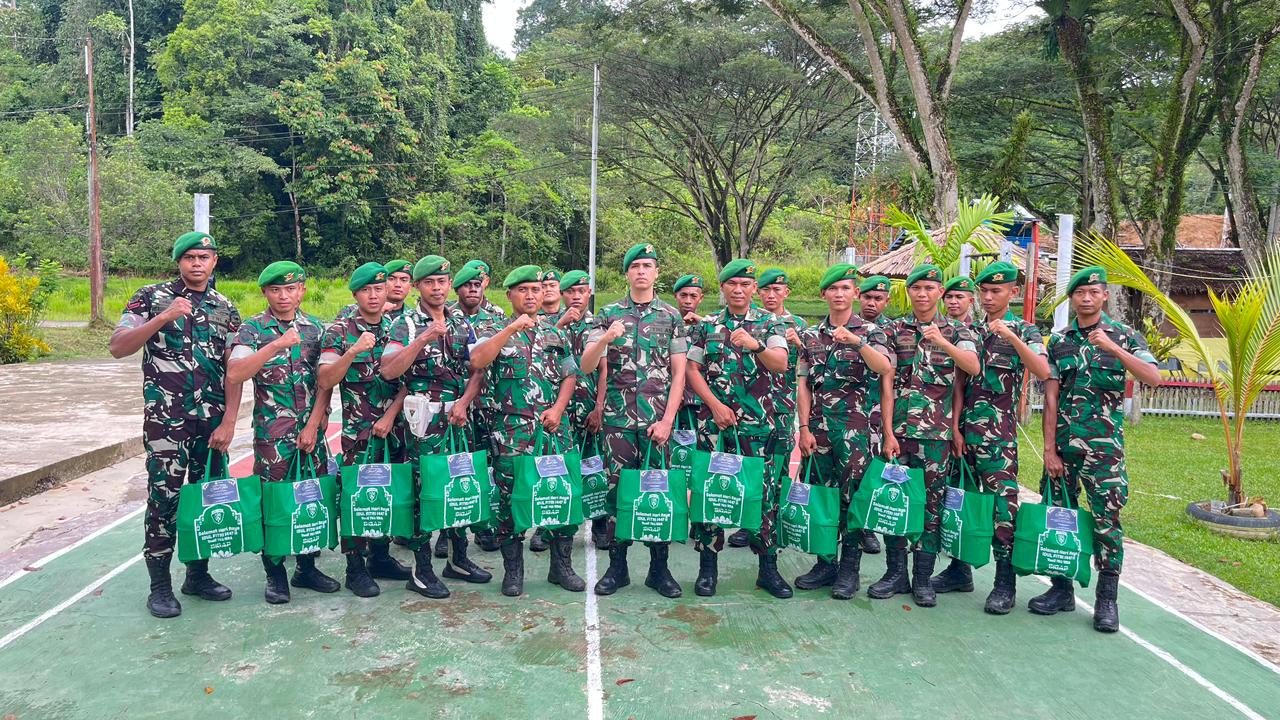 Dansatgas Yonif 763/SBA Bagikan Bingkisan Lebaran kepada Prajurit dan Keluarga