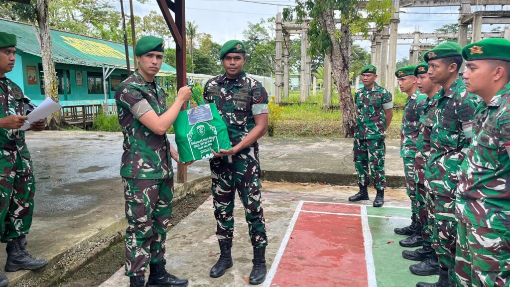 Dansatgas Yonif 763/SBA Bagikan Bingkisan Lebaran kepada Prajurit dan Keluarga