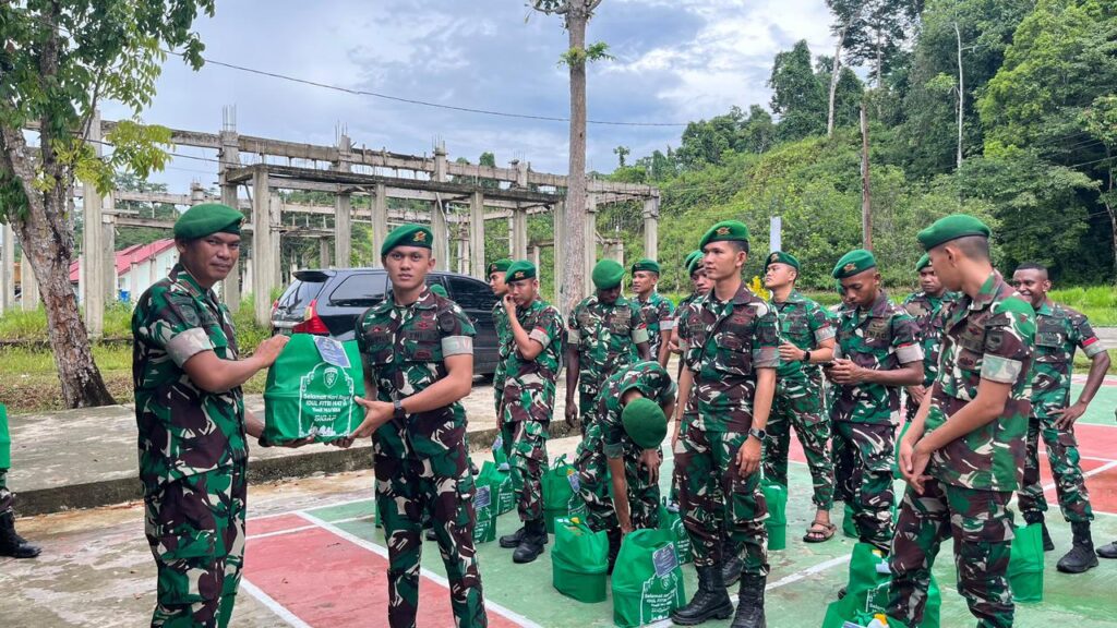 Dansatgas Yonif 763/SBA Bagikan Bingkisan Lebaran kepada Prajurit dan Keluarga