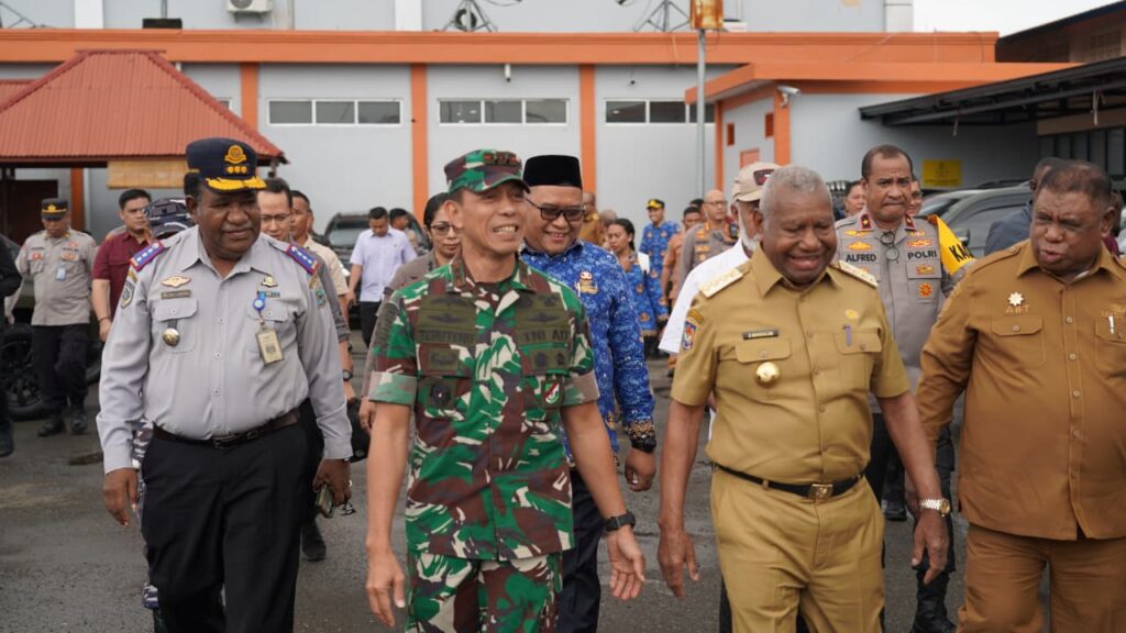 Pastikan Stok Pangan Aman, Pangdam XVIII/Kasuari Dampingi Gubernur Sidak Distributor di Manokwari