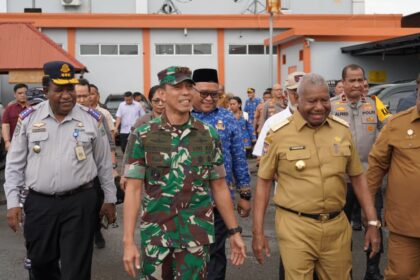 Pastikan Stok Pangan Aman, Pangdam XVIII/Kasuari Dampingi Gubernur Sidak Distributor di Manokwari