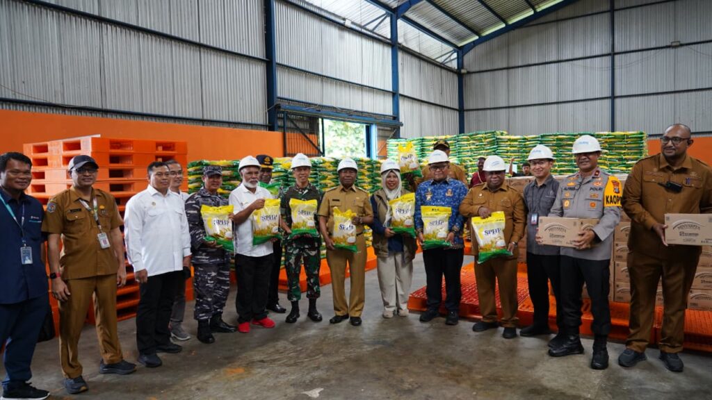 Pastikan Stok Pangan Aman, Pangdam XVIII/Kasuari Dampingi Gubernur Sidak Distributor di Manokwari