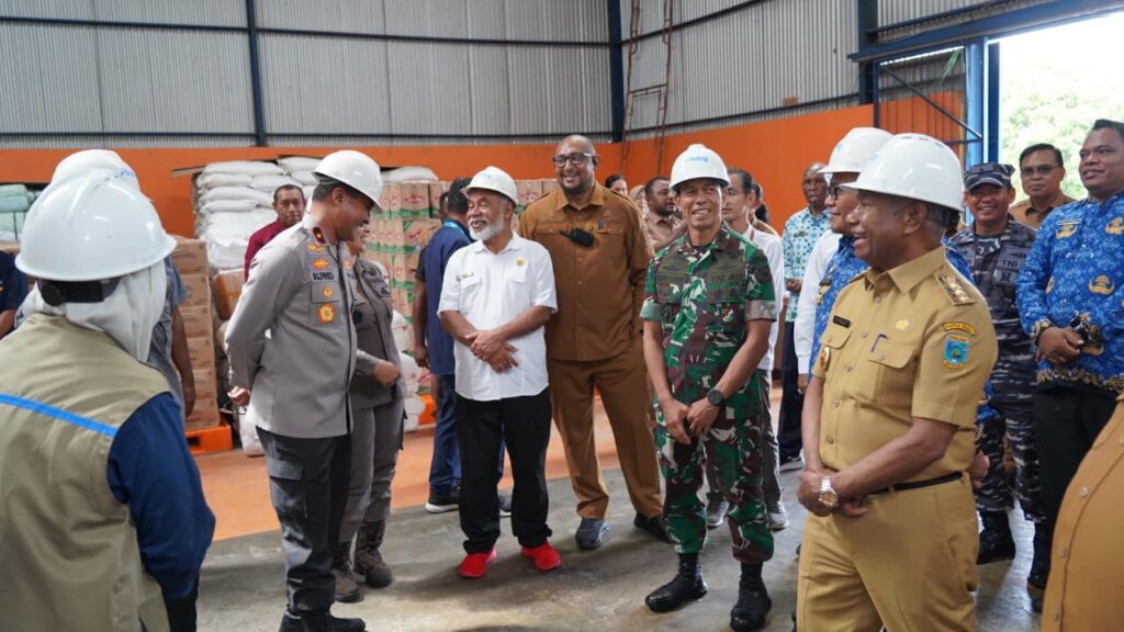 Pastikan Stok Pangan Aman, Pangdam XVIII/Kasuari Dampingi Gubernur Sidak Distributor di Manokwari