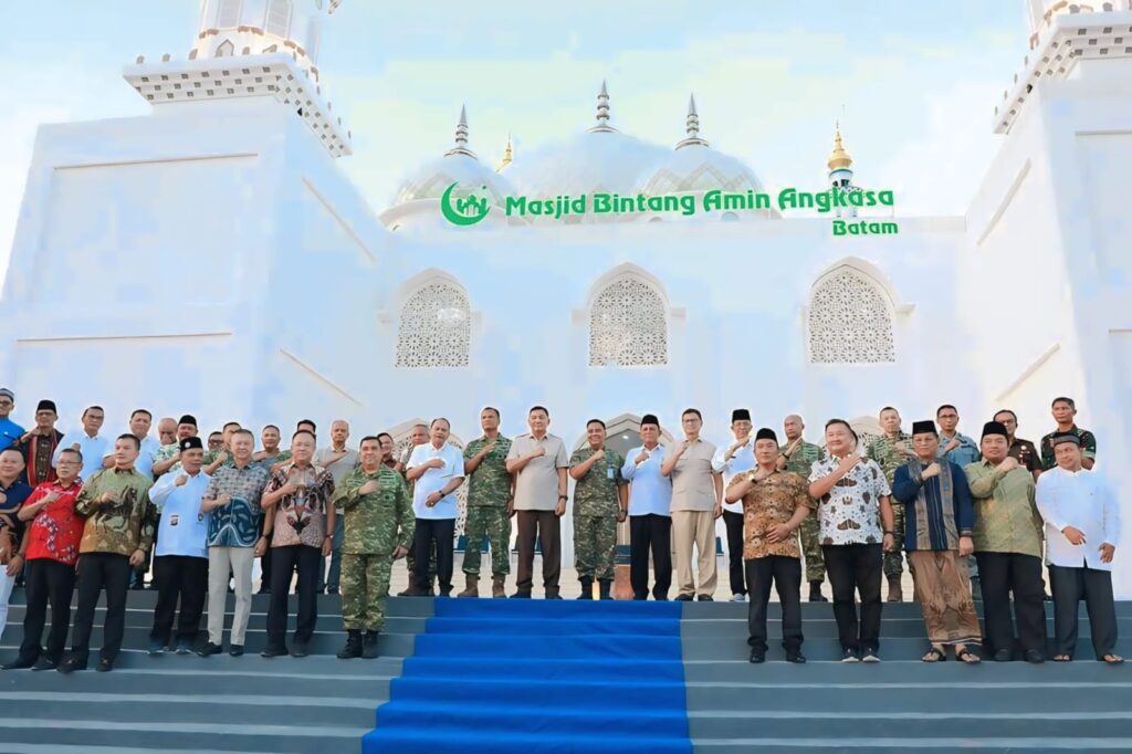 Resmikan Masjid di Lanud Hang Nadim, Menhan RI Tekankan Pembinaan Karakter Prajurit Beriman