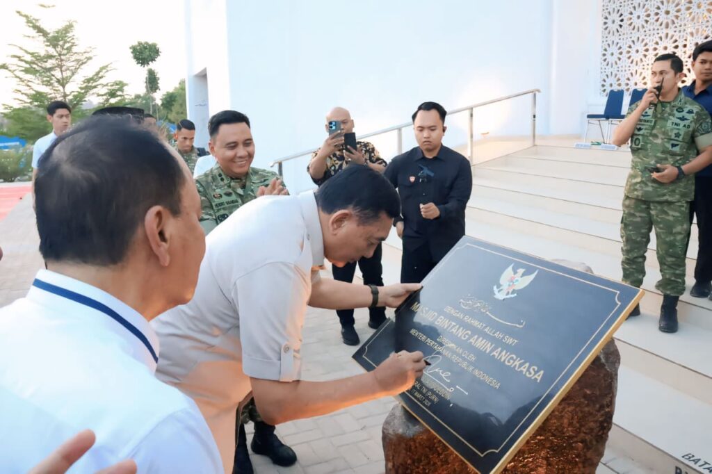 Resmikan Masjid di Lanud Hang Nadim, Menhan RI Tekankan Pembinaan Karakter Prajurit Beriman