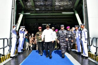 KASAL bersama Menko Polkam Lepas Ribuan Pemudik KRI Banda Aceh-593 Menuju Semarang-Surabaya KASAL bersama Menko Polkam Lepas Ribuan Pemudik KRI Banda Aceh-593 Menuju Semarang-Surabaya