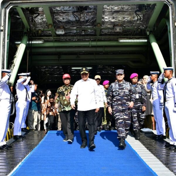 KASAL bersama Menko Polkam Lepas Ribuan Pemudik KRI Banda Aceh-593 Menuju Semarang-Surabaya