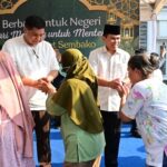 TNI AL dan Kementerian PKP Bagikan Sembako dan Daging pada Warga Menteng Tenggulun