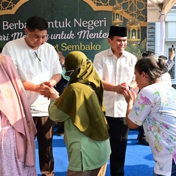 TNI AL dan Kementerian PKP Bagikan Sembako dan Daging pada Warga Menteng Tenggulun