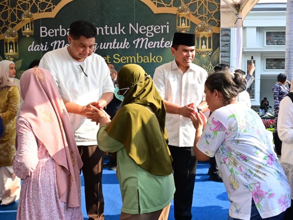 TNI AL dan Kementerian PKP Bagikan Sembako dan Daging pada Warga Menteng Tenggulun